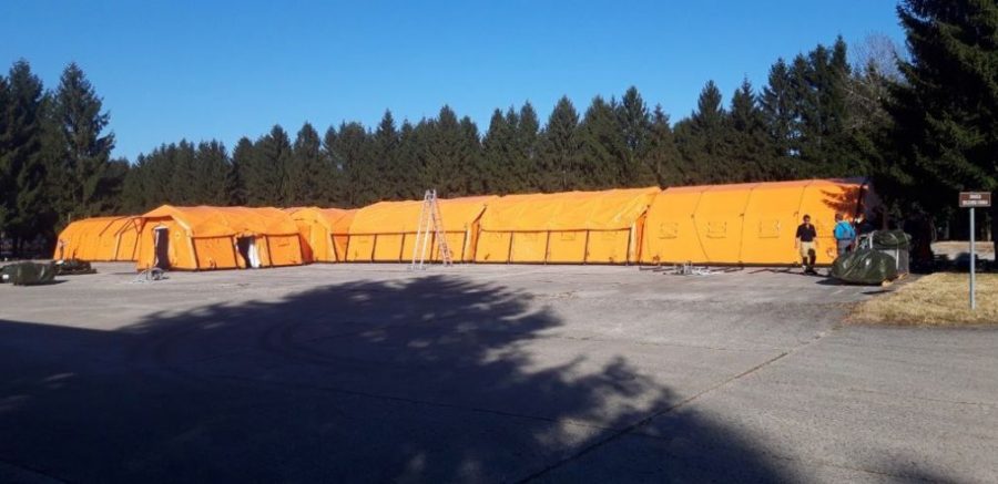 Slovenska vojska je vojašnici v Ljubljani postavila mobilno bolnišnico, kjer bo novih 120 postelj za okužene bolnike s koronavirusom. (Foto: Twitter)