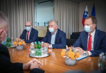 Predsednik vlade Janez Janša in gospodarski minister Zdravko Počivalšek na srečanju s predstavniki podjetja Magna