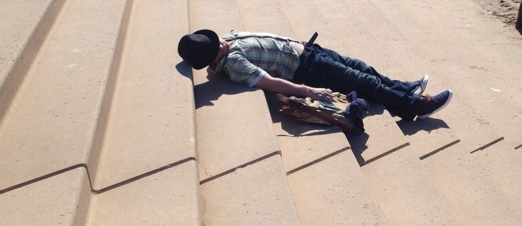 Pijan zaspal na stopnicah. Ali je padel?