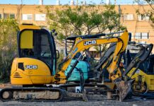 Odpiranje dejavnosti je nujno! Ampak kdaj in kako?