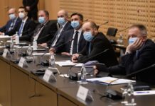 Predsednik vlade Janez Janša: “Ne izbiramo med pozitivnim in negativnim, izbiramo med ukrepanjem, ki ima negativne posledice in neukrepanjem, ki ima še bolj negativne posledice.”