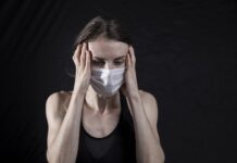 Tretjina bolnikov s COVID-19 je razvila nevrološko ali psihiatrično bolezen