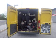 V kombiju prevažali 30 ilegalcev