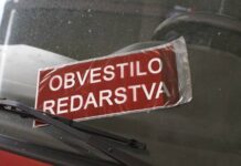 Med pisanjem kazni surovo napadli redarja