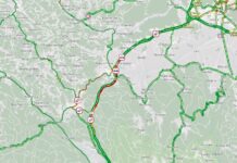 Zaradi gašenja tovornjaka zaprt vozni pas