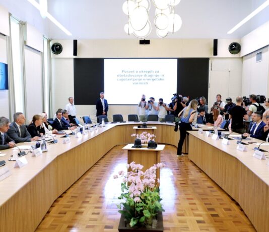 Janšo poklicali na pomoč vladi