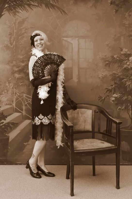 Slovenske visoke politične predstavnice kot plesalke iz Moulin Rouge. Vir: Zajem zaslona, socialni mediji. Vir: nova24tv.si