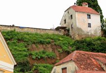 Ogromen plaz pri ptujskem gradu: Družina z dojenčkom se je izselila