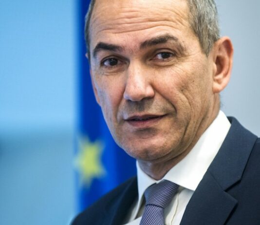 Ali je Janez Janša edina alternativa kaosu?