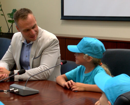 Minimaturanti iz skupine Ježki obiskali župana in delili svoje želje