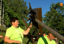 Članice Društva žena Tisa Ptujska Gora s pomočjo vinogradnikov postavile klopotec ob Starotrški hiši