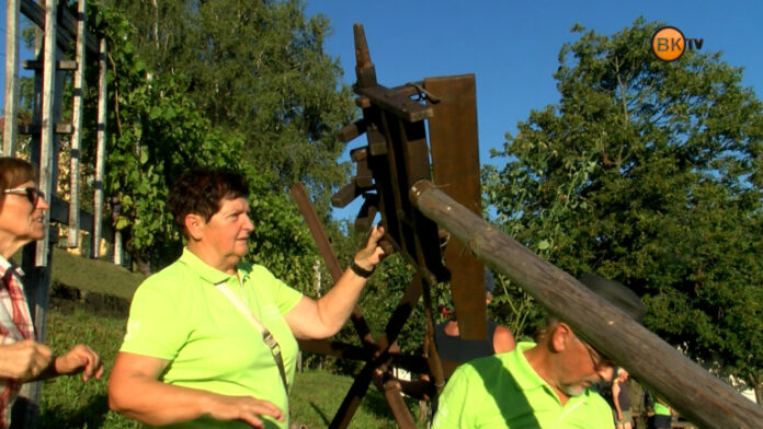 postavljanje-kloptca-_-Starotrska-hisa-Ptujska-Gora-1-768x432
