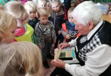 Otroci iz vrtca Destrnik spoznali starodavno obrt predelave lanu