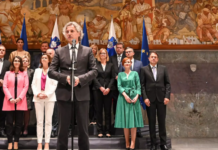 Golobova vlada poglablja korupcijo, SDS edina brani interese državljanov