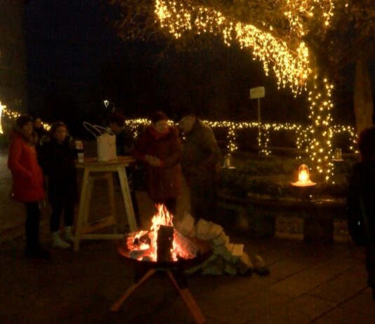 Na Ptujski Gori prižgali praznične luči, prišel tudi Miklavž