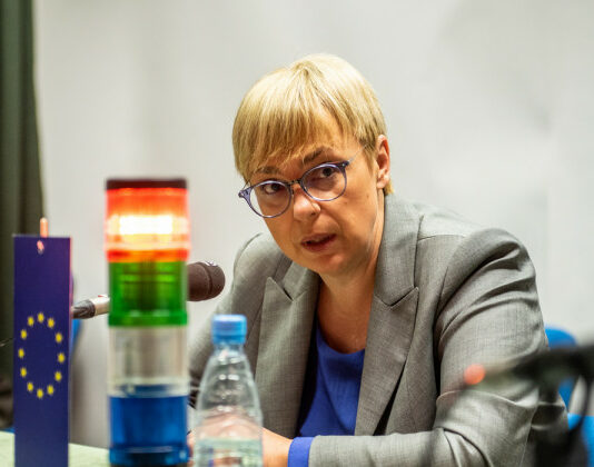 Pirc Musarjeva pomilostila tihotapca ljudi: trgovcem z belim blagom odprla vrata, račun pa državljanom