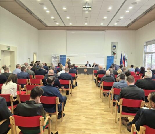 Golobova vlada ponovno zavaja: stroški občin zaradi višjih plač ostajajo nepokriti