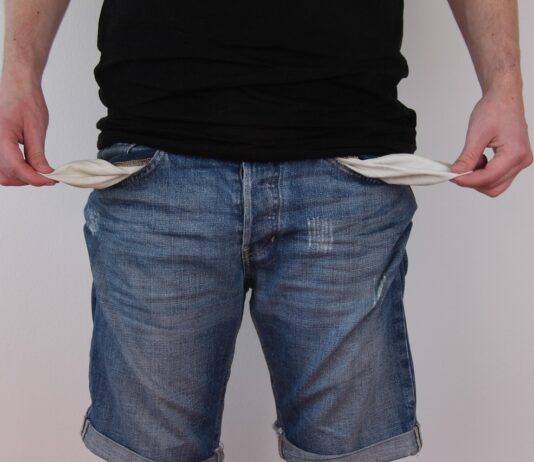 Božičnica brez proračuna: Golob in Boštjančič javnemu sektorju delita denar, ki ga ni