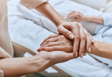 Poziv specialistov: Ne legalizirajmo smrti, dokler zdravstvo ne deluje