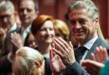 Plačilo za čistko: SDS hoče umik, novinarji še bolj odprte denarnice