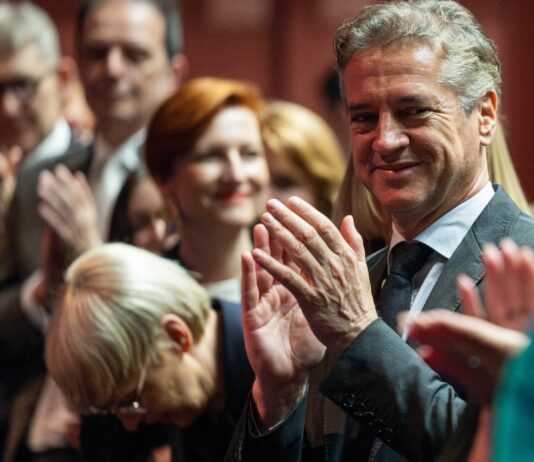 Plačilo za čistko: SDS hoče umik, novinarji še bolj odprte denarnice