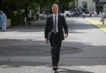 Vlada se utaplja v lastnih napakah