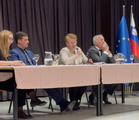 Vlada se prepira, pacient pa čaka: SDS zahteva preobrat – zdravstveni sistem mora služiti človeku