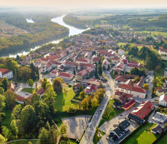 V Ormožu podpisali pogodbo za novo peš infrastrukturo med Podgorci in Bresnico