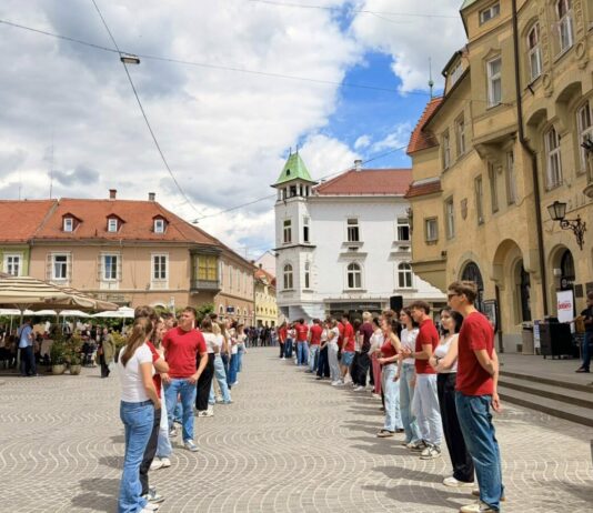 Ali so maturanti z množično četvorko znova pokazali, da je Mestni trg srce mladega Ptuja?