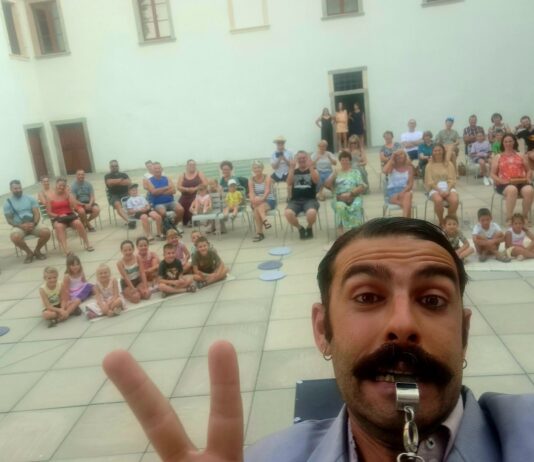 Grad Borl zaživel v smehu in akrobacijah: italijanski čarodej Andy Spigola navdušil otroke in odrasle