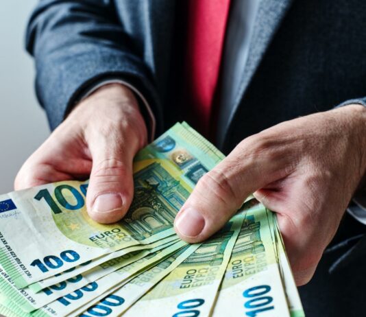 Skoraj 10 milijonov evrov izginilo v mreži nakazil: kriminalisti razkrili eno večjih gospodarskih goljufij v Podravju
