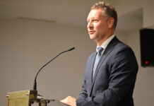 Ormož in Cestica krepita čezmejno sodelovanje: prijateljstvo, ki lahko prinese nove razvojne priložnosti FB naslov: 🤝🇸🇮 Ormož in Cestica znova skupaj! Dobri sosedski odnosi odpirajo vrata novim projektom, izmenjavi izkušenj in razvojnim priložnostim 🌍🇭🇷 Naslov za deljenje v FB skupinah: 🚀🤝 Župan Danijel Vrbnjak krepi vezi s sosednjo Hrvaško – lahko sodelovanje Ormoža in Cestice prinese nove skupne projekte? 🇸🇮🇭🇷 Občina Ormož nadaljuje aktivno čezmejno sodelovanje s sosednjimi hrvaškimi občinami. Župan Danijel Vrbnjak in podžupan Zlatan Fafulić sta se udeležila svečane seje Občinskega sveta Občine Cestica, pripravljene ob praznovanju občinskega praznika. Srečanje je bilo namenjeno predvsem utrjevanju dolgoletnih prijateljskih odnosov, izmenjavi izkušenj in pogovorom o prihodnjih skupnih priložnostih. Ormož in Cestico poleg neposredne geografske bližine povezujejo številni skupni interesi. Meja med Slovenijo in Hrvaško pri vsakdanjem življenju prebivalcev tega območja pogosto predstavlja predvsem administrati