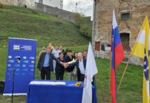 Kandidati SDS Ptuj na predstavitvi programa pri grajski žitnici na Ptujskem gradu.