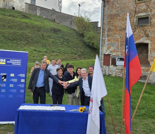 Kandidati SDS Ptuj na predstavitvi programa pri grajski žitnici na Ptujskem gradu.