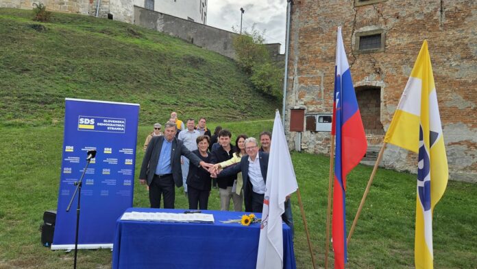 Predstavitev ekipe SDS Ptuj za lokalne volitve 2026 Kandidati SDS Ptuj na predstavitvi programa pri grajski žitnici na Ptujskem gradu.