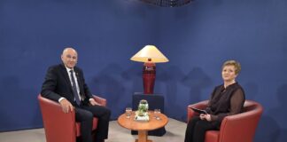Predsednik vlade Janez Janša v televizijskem pogovoru za VTV