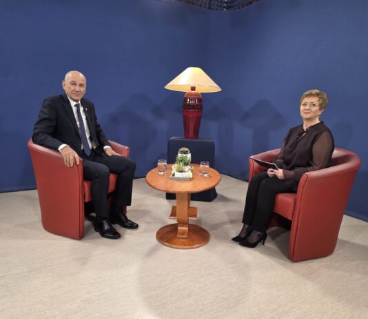 Predsednik vlade Janez Janša v televizijskem pogovoru za VTV