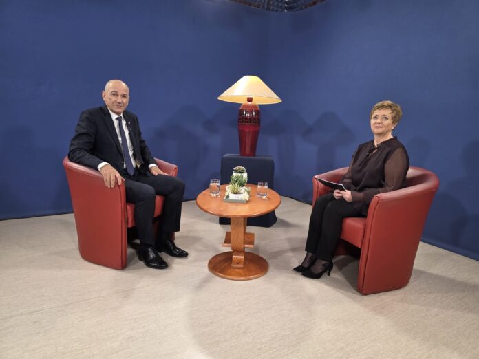 Predsednik vlade Janez Janša v televizijskem pogovoru za VTV