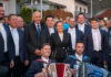 Janez Janša z udeleženci odprtja prenovljene ceste Žalna–Velika Loka