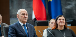 Janez Janša na seji državnega zbora ob odgovarjanju na poslanska vprašanja