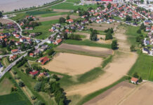 Ptujčani zahtevajo hitrejšo obvoznico: ukrepe želijo že pred koncem gradnje Pogled iz zraka na naselje in cestno povezavo ob Ptujskem jezeru