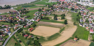Pogled iz zraka na naselje in cestno povezavo ob Ptujskem jezeru
