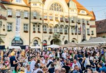 Obiskovalci kulinaričnega dogodka na Mestnem trgu pred ptujsko mestno hišo