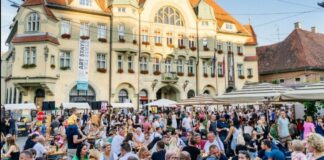Obiskovalci kulinaričnega dogodka na Mestnem trgu pred ptujsko mestno hišo