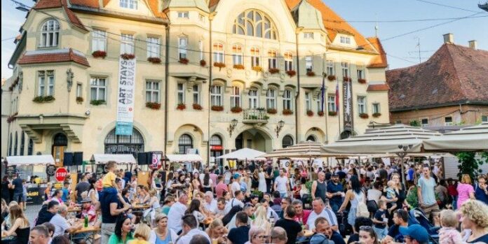 lokalec-photo-9 Obiskovalci kulinaričnega dogodka na Mestnem trgu pred ptujsko mestno hišo