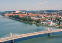 Ptuj poleti dosegel 88.000 nočitev: festivali pomagajo polniti nastanitve Pogled na Ptuj ob poročilu o poletnih turističnih nočitvah