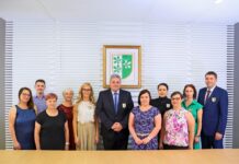 Skupinska fotografija pred grbom Občine Kidričevo