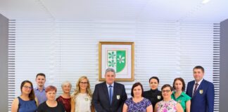 Skupinska fotografija pred grbom Občine Kidričevo
