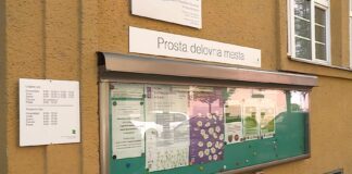 Oglasna tabla z napisom Prosta delovna mesta