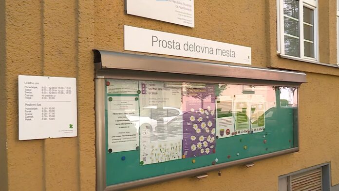 Oglasna tabla z napisom Prosta delovna mesta